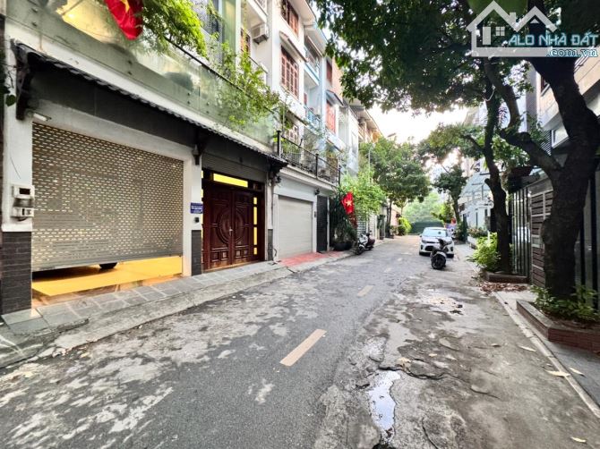 Bán nhà Dịch Vọng, 103m2, 5 tầng, mặt tiền 6m. Đường ô tô tránh, sổ vuông cực đẹp