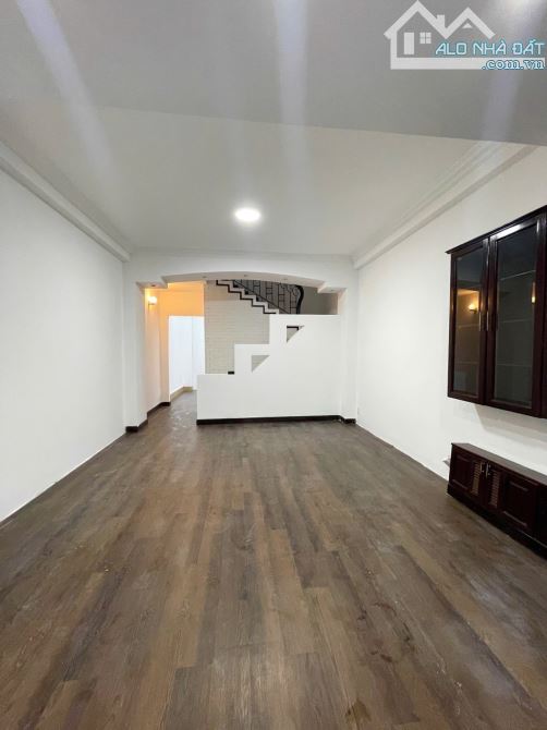 Bán nhà mặt tiền ngay UBND quận Phú Nhuận, 4 tầng, 5 phòng ngủ, ngang lớn gần 5m, SHR.