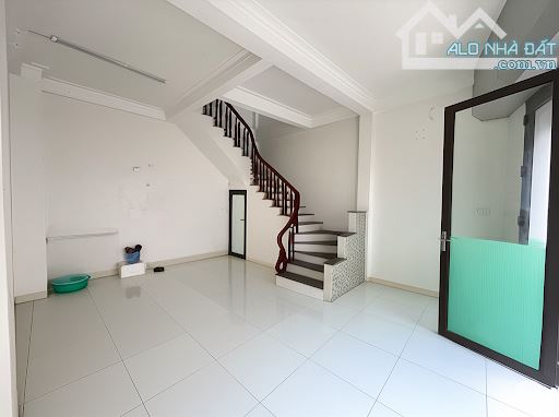 7.1 tỷ - nhà Thạch Bàn - ô tô đỗ cửa, vào nhà - 10m ra ô tô tránh - dân xây cực đẹp