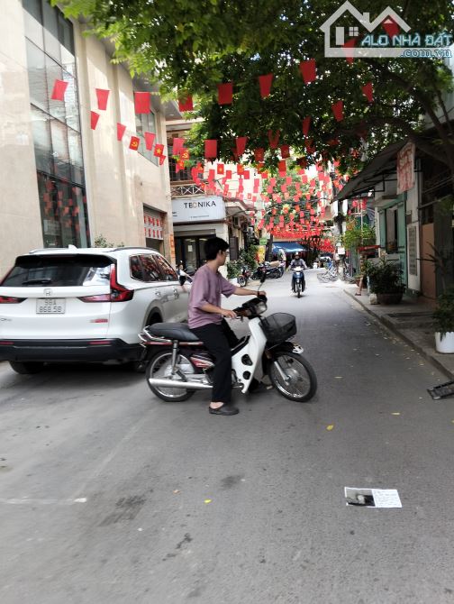 Cần bán nhà mặt ngõ ô tô chánh kinh doanh Nguyễn Khang, 6tầng full nội thất.