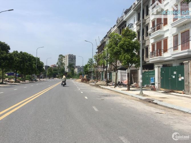 Bán đất mặt phố Cổ Linh 45m2 vỉa hè rộng kinh doanh sầm uất vị trí đẹp 16 tỷ