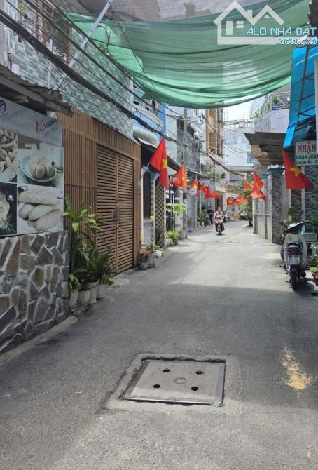 Hạ 200tr bán gấp nhà 3 tầng,HXH thông sát bên CV Làng Hoa Gò Vấp:nhỉnh 4 tỷ