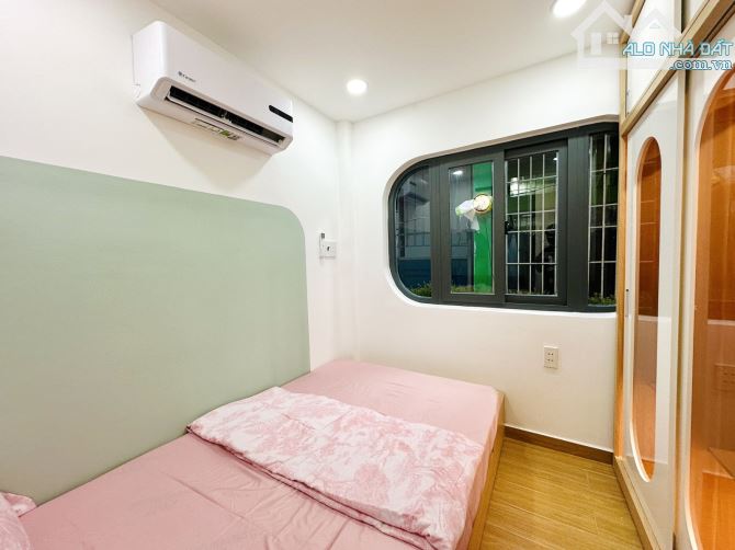 NHÀ 3 TẦNG GIÁP QUẬN 1 - CHỈ NHỈNH 2 TỎI - FULL NỘI THẤT 2 PHÒNG - SÁT HẺM XE TẢI