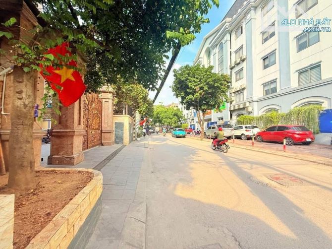 BÁN NHÀ ĐÔNG QUAN - MẶT NGÕ RỘNG - 7 CHỖ ĐỖ CỬA - VÀI BƯỚC CHÂN RA PHỐ.