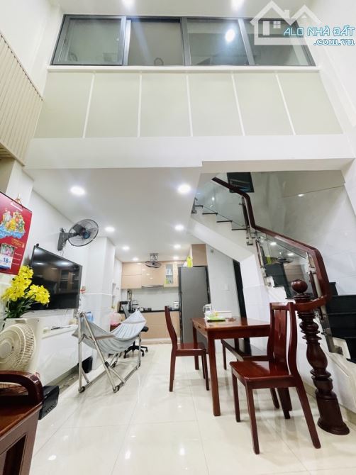 Thống nhất . HẺM 🚘 . 4 TẦNG BTCT. 32M2 . 5PN. SỔ A4 . KO QUY HOẠCH . KO LỘ GIỚI .