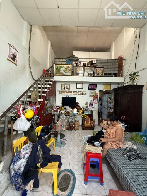 BÁN NHÀ 1 TRỆT 1 LỮNG CÁCH ĐƯỜNG NGUYỄN TẤT THÀNH 50m , GIÁ 2 TỶ 700 TRIỆU