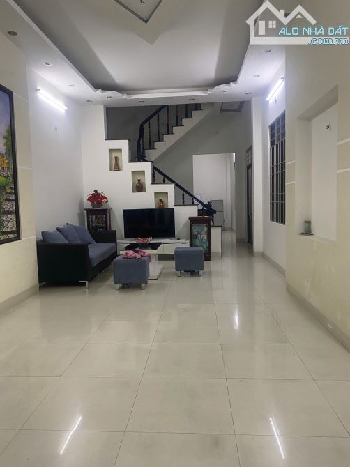 Cho thuê nhà nguyên căn 3 tầng ngay vòng xoay Hoàng Diệu, cách biển 700m, 5pn, 6wc giá rẻ