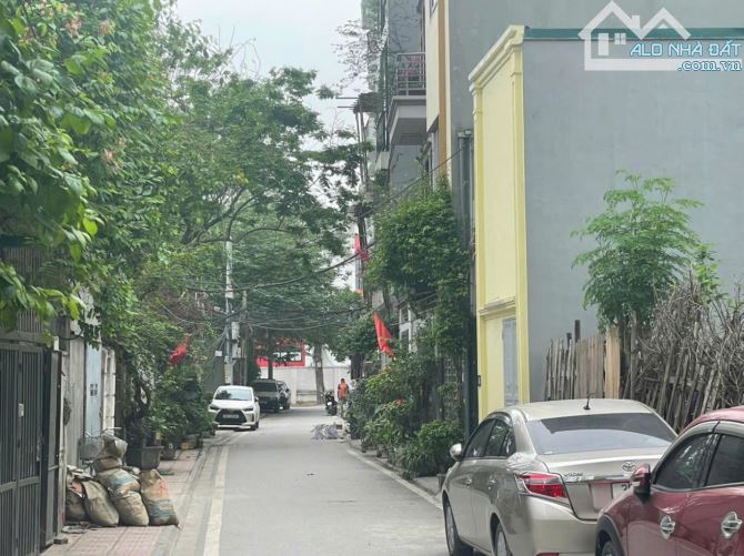 Bán nhà phố Đức Giang 45m2- 4 tầng, dân xây,ô tô tránh, gần chung cư An Quý Hưng