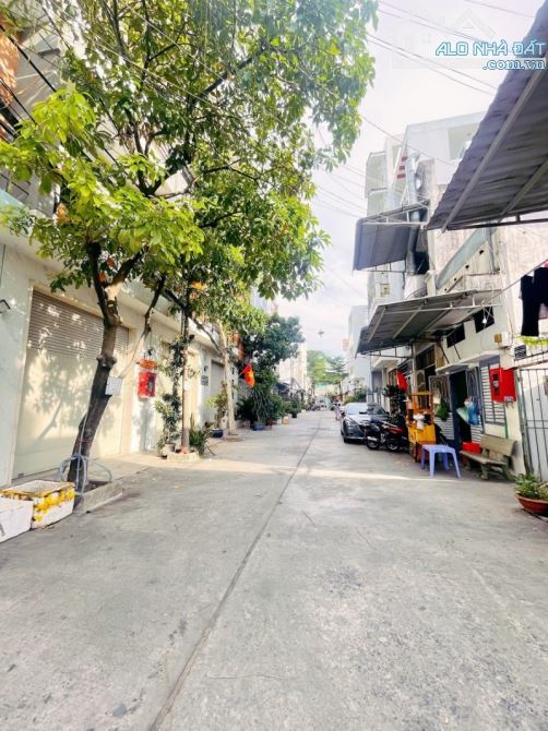 Bán nhà Đô Đốc Long, Tân Phú - DTSD 265m2, 4 Tầng, Hẻm 5m xe hơi vào nhà