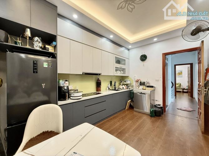 Bán nhà Nguyễn Chí Thanh, Đống Đa, 40m² x 5T, ô tô đỗ cửa, 18.2 tỷ