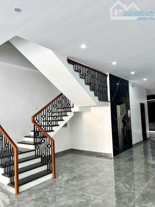 Bán nhà 4 tầng mặt đường Lê Hồng Phong TP Vinh Nghệ An
