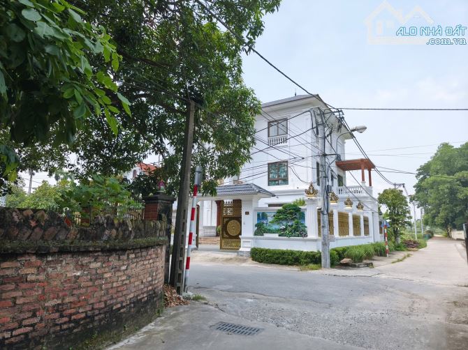 150m thị trấn Sóc Sơn ,lô góc 3 mặt tiền,đường rộng 8m. Vị trí: Cách chợ 300m,