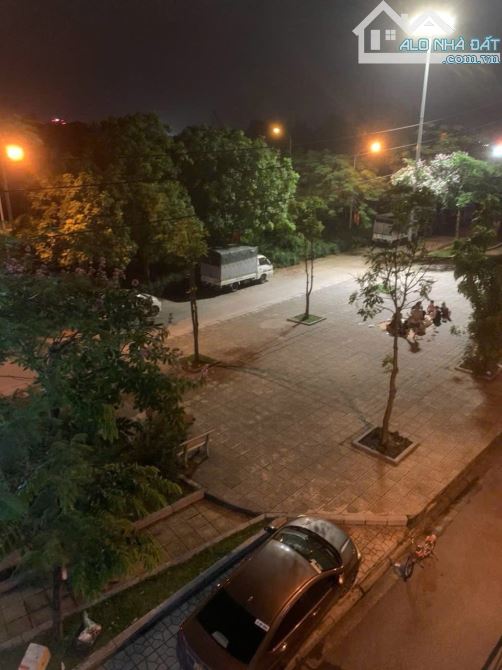 10 TRIỆU 🏡 CHO THUÊ NHÀ NGUYÊN CĂN TẠI TÌNH QUANG – GIANG BIÊN – VIEW VƯỜN HOA