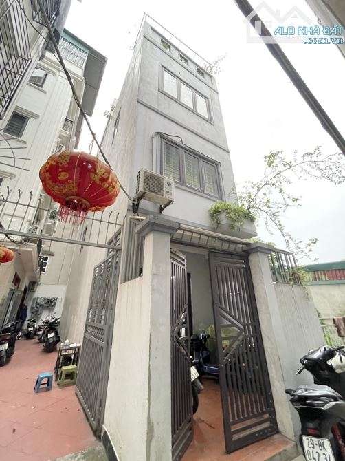 6,4 Tỷ nhà Thạch Bàn, diện tích rộng 51,8m2, dân xây, lô góc, 04 phòng ngủ,