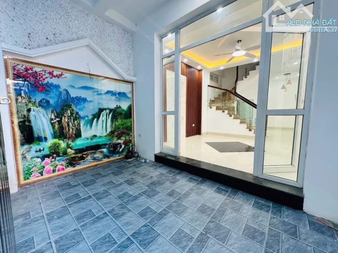 8 TRIỆU 🏡 CHO THUÊ NHÀ NGUYÊN CĂN 3 TẦNG – 987 PHỐ NGÔ GIA TỰ, THƯỢNG THANH – Ô TÔ ĐỖ GẦN