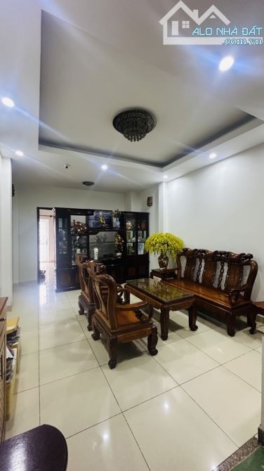 Mặt tiền Quang Trung ngay chợ Hạnh Thông Tây gần 100m2 đúc 5 tầng giá 15,5 tỷ TL đường 10m - 10