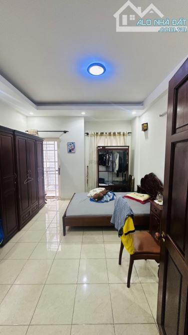 Mặt tiền Quang Trung ngay chợ Hạnh Thông Tây gần 100m2 đúc 5 tầng giá 15,5 tỷ TL đường 10m - 11