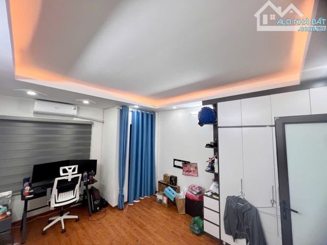 Bán nhà tại phường Việt Hưng, oto đỗ cửa, 5 tầng, 30m2, mt: 4m, giá chỉ 6.9 tỷ - 1