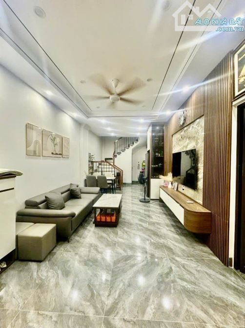 Bán nhà đường Hoàng Mai - ô tô - ngõ thông - kinh doanh - 39m2 - 5T - nhỉnh 8 tỷ - 1