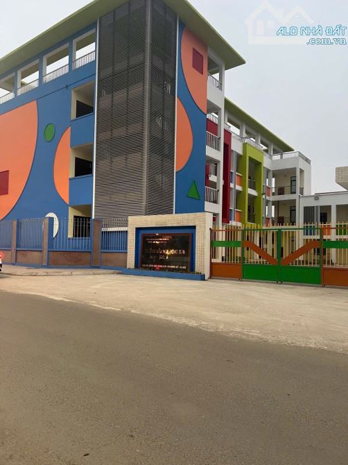 Chính chủ gửi bán 180 m lô góc Đông Sơn đường rộng 2 ôtô chánh nhậu nhau đi lại thuận tiện - 1