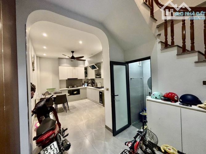 Bán Nhà Ngọc Thuỵ 50m2-hơn 11 tỷ-GARA Ô TÔ-NGÕ THÔNG-FULL NỘI THẤT-Ô CHỜ THANG MÁY-SỔ VUÔN - 1