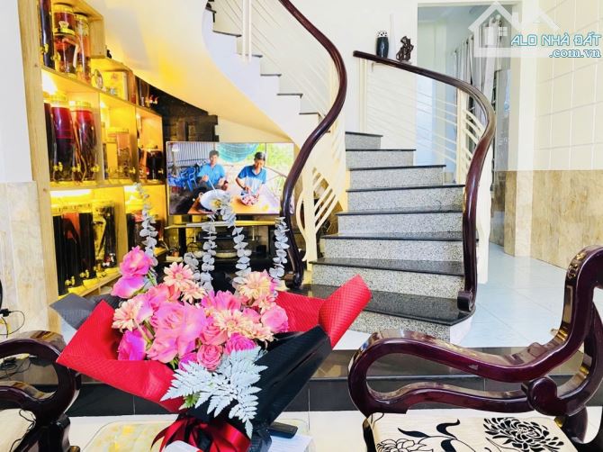 NHÀ 3 TẦNG 3 MÊ LƯU QUANG THUẬN - GẦN HỒ XUÂN HƯƠNG - SÁT BIỂN - 89m2 - 14TYX. - 1
