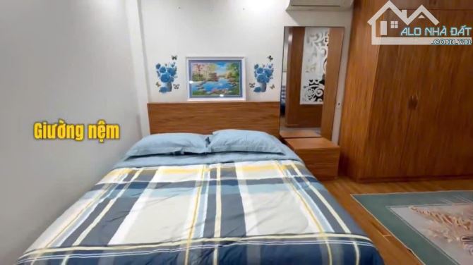 Cho thuê căn hộ lầu 3 khu vực Bình Thạnh gần Lăng Ông Bà Chiểu , view sân thượng rộng - 1
