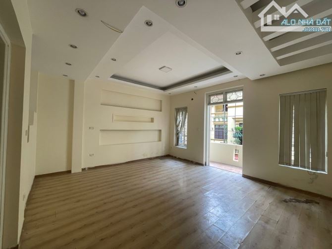 Chủ cần bán gấp nhà dân xây mặt ngõ ô tô tránh đường Khuất Duy Tiến . 30M ra phố . - 1