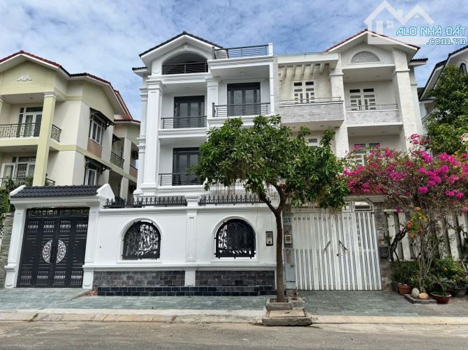 Biệt thự 3 tầng Bình Lợi ven sông Sài Gòn 10x20m (200m2), giá bán gấp 24 tỷ - 1