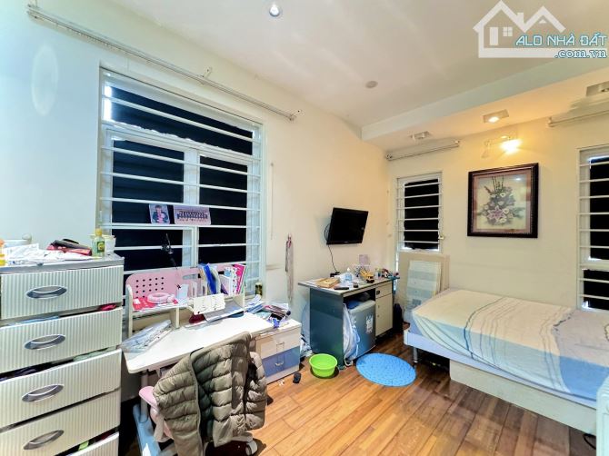 Bán nhà Kim Đồng, 321 m2, ô tô, gara, mặt tiền rộng, không lỗi, thửa đất đẹp, giá đầu tư. - 1