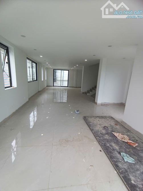 Cho thuê nhà KĐT Dương Nội, DT 218m2, 4 tầng 1 hầm thông sàn, thang máy. ô tô đỗ thoải mái - 1