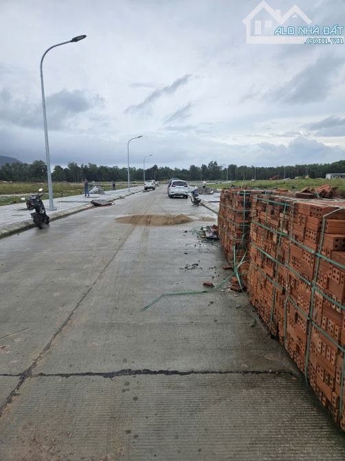BÁN LÔ ĐẤT ĐẸP NHẤT BÃI THƠM NGAY CHỢ TRUNG TÂM TIỆN Ở VÀ KINH DOANH