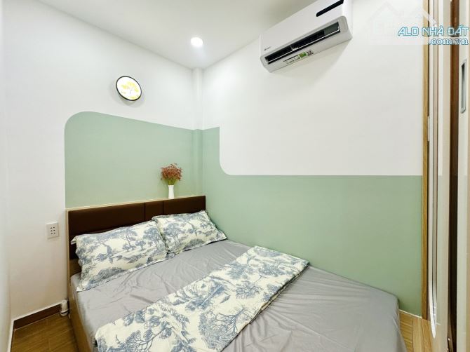 NHÀ 3 TẦNG GIÁP QUẬN 1 - CHỈ NHỈNH 2 TỎI - FULL NỘI THẤT 2 PHÒNG - SÁT HẺM XE TẢI - 1