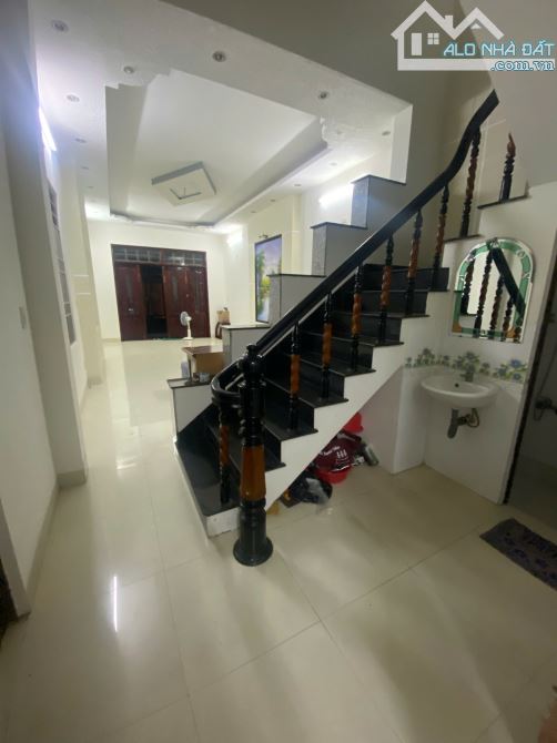 Cho thuê nhà nguyên căn 3 tầng ngay vòng xoay Hoàng Diệu, cách biển 700m, 5pn, 6wc giá rẻ - 1