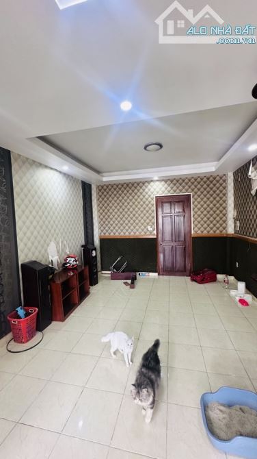 Mặt tiền Quang Trung ngay chợ Hạnh Thông Tây gần 100m2 đúc 5 tầng giá 15,5 tỷ TL đường 10m - 18