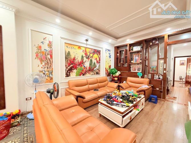 Bán nhà Nguyễn Khánh Toàn 60m 5 tầng mặt tiền 3.6m Giá chỉ 14.9 tỷ - 2