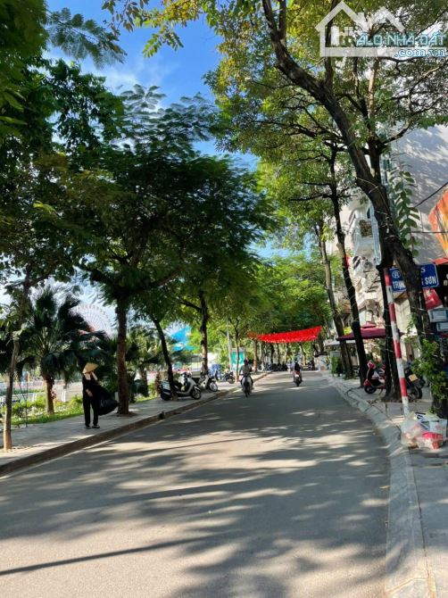 TRỊNH CÔNG SƠN. OTO ĐỖ CỔNG .NGÕ THÔNG . VIÊW HỒ  .THỂ DỤC ĐI BỘ  HỒ TÂY SỚM CHIỀU - DÒNG - 2