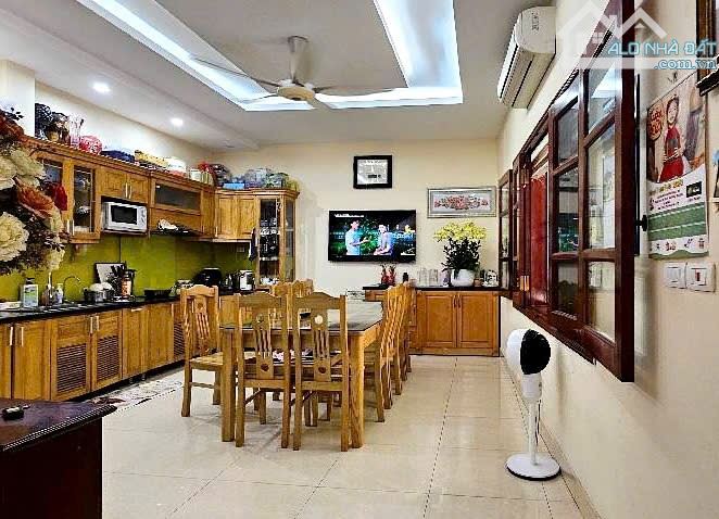 BÁN NHÀ CẦU GIẤY 57m2 × MT 5m. GARA Ô TÔ, 2 Ô TÔ TRÁNH ĐỖ NGÀY ĐÊM TRƯỚC NHÀ - V.PHÒNG - 2