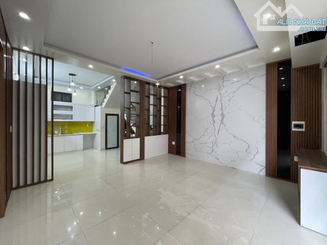 Bán nhà 3 tầng tại khu vực Đằng Lâm ngõ to rộng ô tô đỗ cửa thì hơn 3 tỷ - 50m2 - Đông Nam - 2