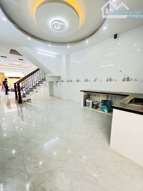 SIÊU PHẨM TÂN PHÚ GẦN NGUYỄN SƠN - NHÀ 3 TẦNG 60M2 - 4x15 - HẺM TRƯỚC NHÀ 5M. CHỈ 6 TỶ XÍU - 2