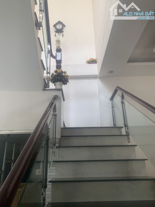 Nhà đẹp giá rẻ. Lô góc 2 mặt tiền. Đường xe hơi - 2