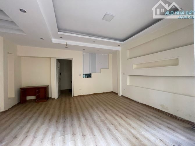 Chủ cần bán gấp nhà dân xây mặt ngõ ô tô tránh đường Khuất Duy Tiến . 30M ra phố . - 2