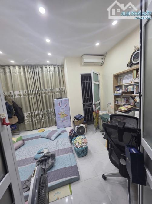 Siêu phẩm Cầu Giấy còn sót ,30m2- hơn 6 tỷ ,ngõ thông kinh doanh ,nhà 3 tầng chắc chắn - 2