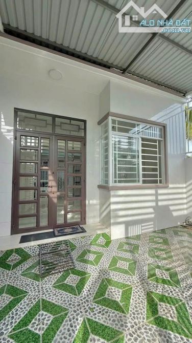 Bác 6 gửi bán căn nhà ở đường Lý Nam Đế , Thị Trấn Hóc Môn. DT 100m2, Giá 999 triệu, SHR - 2