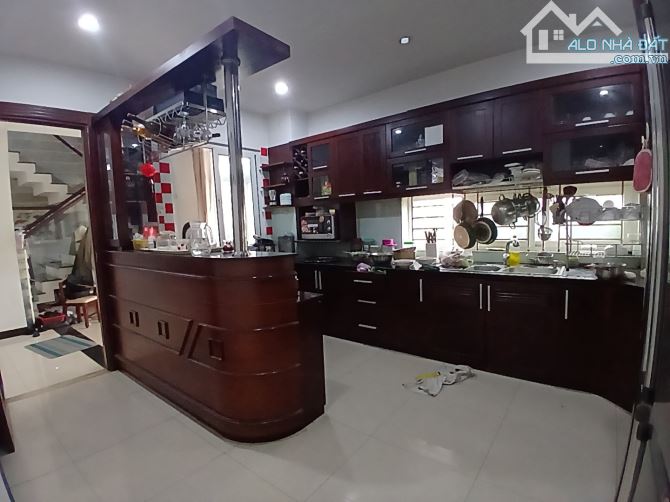 Q9, GIÁ NGỘP - NGAY VINCOM LÊ VĂN VIỆT - BIỆT THỰ MẶT TIỀN ĐƯỜNG - 227M2(10*22,7)*4 TẦNG - 2