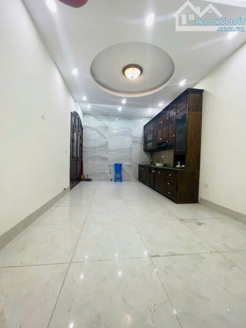 HOÀNG CẦU – 2 MẶT NGÕ Ô TÔ TRÁNH – KINH DOANH DT 57 4 tầng MT 3.9m  26.5 tỷ - 2