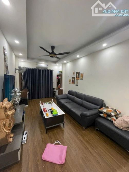 NHÀ HIẾM NGUYỄN KHOÁI TRẦN KHÁT CHÂN - 2