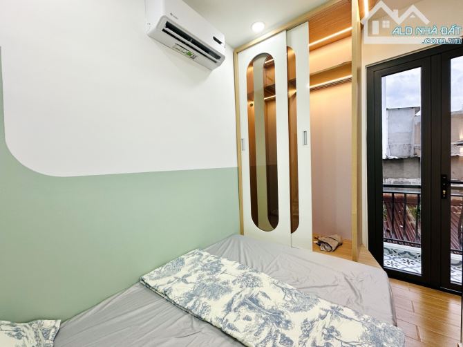 NHÀ 3 TẦNG GIÁP QUẬN 1 - CHỈ NHỈNH 2 TỎI - FULL NỘI THẤT 2 PHÒNG - SÁT HẺM XE TẢI - 2