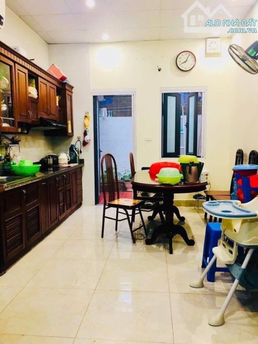 BÁN NHÀ ĐÔNG QUAN - MẶT NGÕ RỘNG - 7 CHỖ ĐỖ CỬA - VÀI BƯỚC CHÂN RA PHỐ. - 2