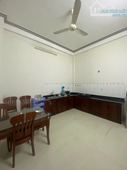 Cho thuê nhà nguyên căn 3 tầng ngay vòng xoay Hoàng Diệu, cách biển 700m, 5pn, 6wc giá rẻ - 2